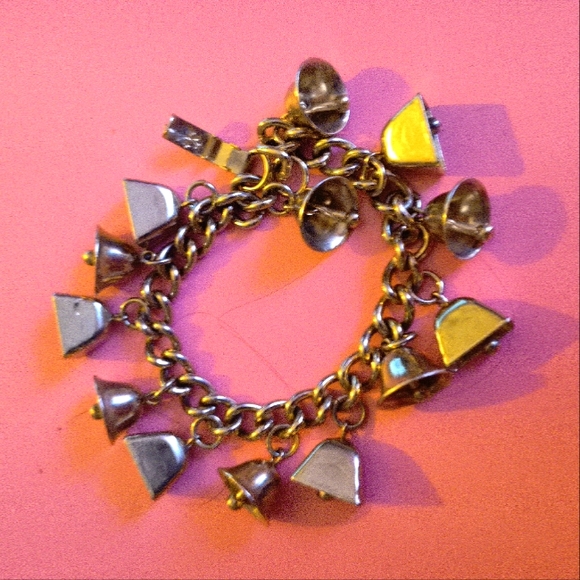 Bell silver tone vintage bracelet. - Picture 2 of 7